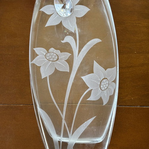 Vintage crystal vase with carved flowers and large stone, like new