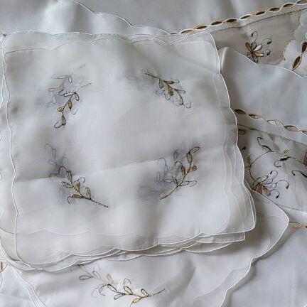 Table linen set like new, 12 small doilies, 2 small squares, 1 large square, 1 rectangular