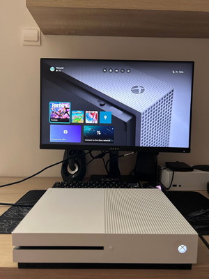 Xbox One S 500GB white disc version console