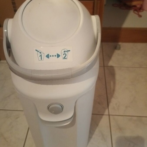 Baby diaper disposal bin like new