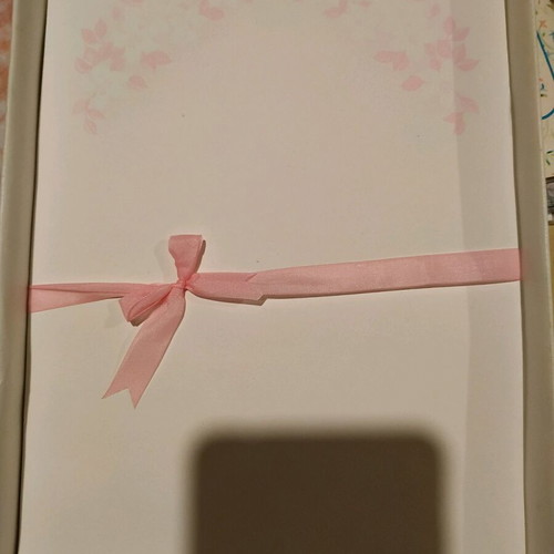 Stationery set like new with 19 sheets and 14 envelopes