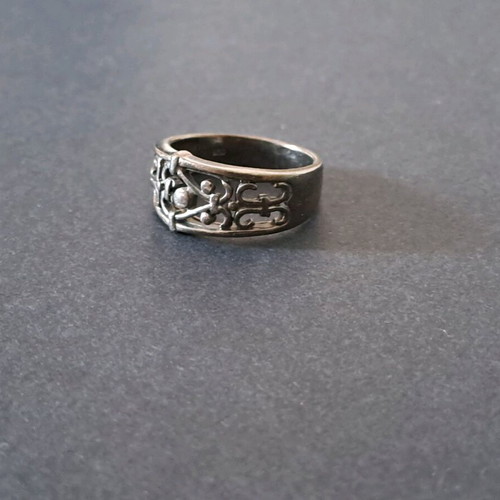 Metal ring like new with intricate decorative pattern