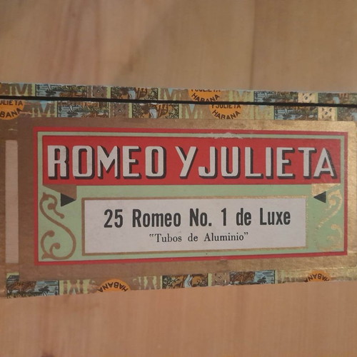 Vintage wooden Romeo y Julieta 25 Cedro Deluxe No.1 cigar box used