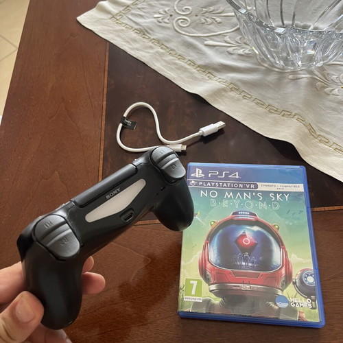 Sony PSVR 1 for PlayStation 4 with controller and game