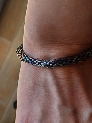 Beaded bracelet like new, modern elastic in metallic shades