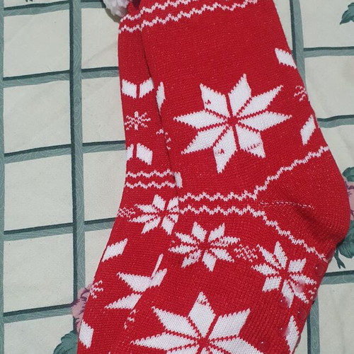 Red knitted slipper socks with white stars and fur lining