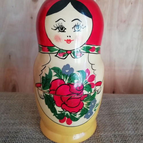 Vintage wooden Babushka 5 dolls like new