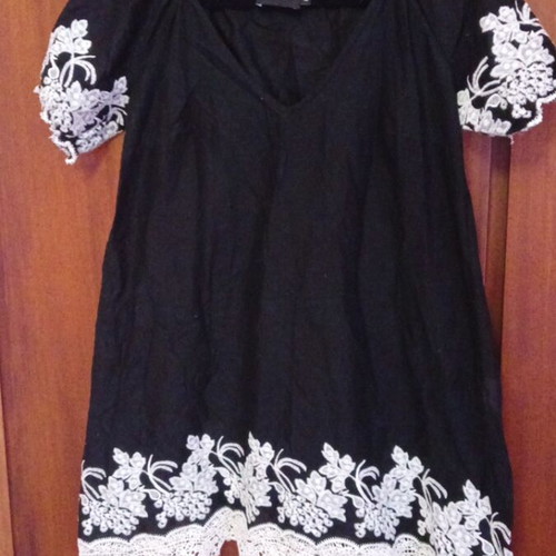 Manolo blouse black with white embroidery like new, size M