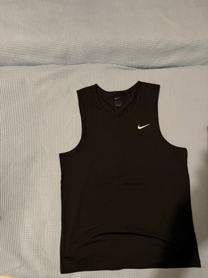 Nike Μαύρο Αθλητικό Μπλουζάκι με Τεχνολογία Dri-FIT και Reflective Λογότυπο