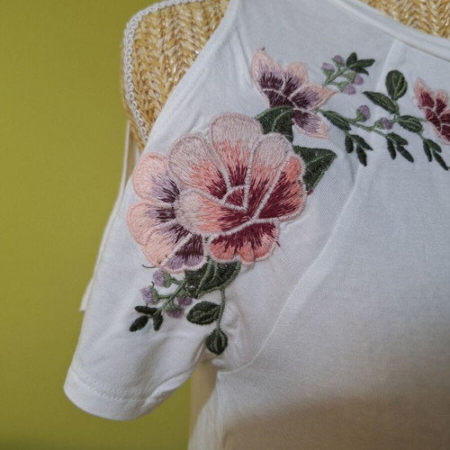 White sleeveless tops American Eagle and Sfera like new with embroidered details and cut outs