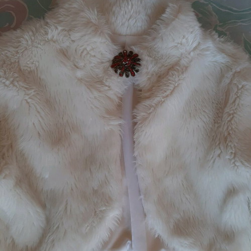 Faux fur crop with brooch like new, white, size S