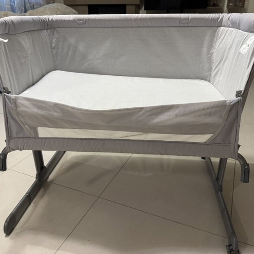 Chicco next2Me Essential crib with mattress and wheels like new