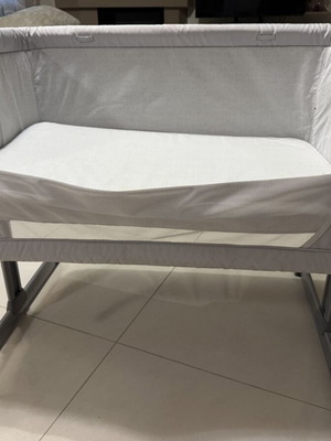 Chicco next2Me Essential crib with mattress and wheels like new