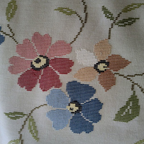 Woven beige tablecloth, 1.85m diameter
