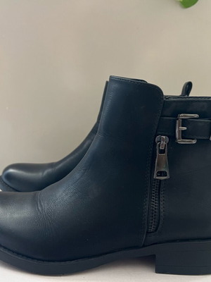 Black short boots new, size 40, synthetic material with leather exterior