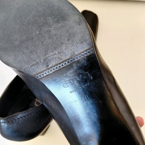 Vintage elegant leather pumps size 40 like new, black