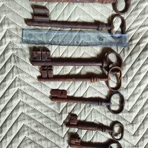 Antique keys used, set of eight, two 20cm