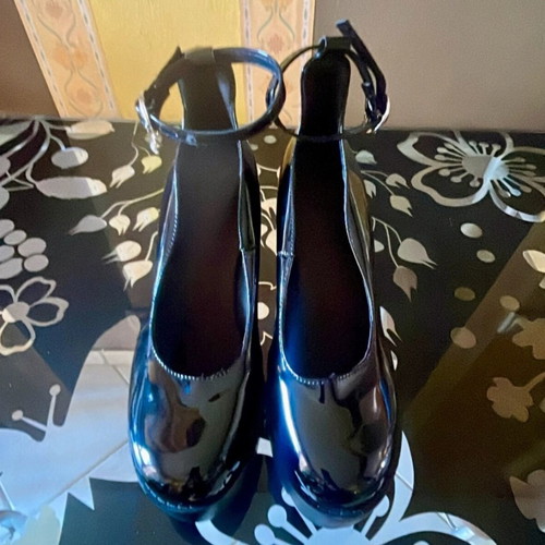 Mary Jane patent leather pumps new, size 39, black