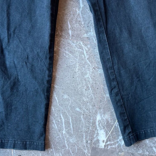 Women's black capri jeans