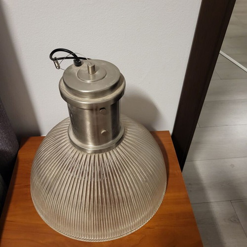 Ceiling light fixture with glass shade