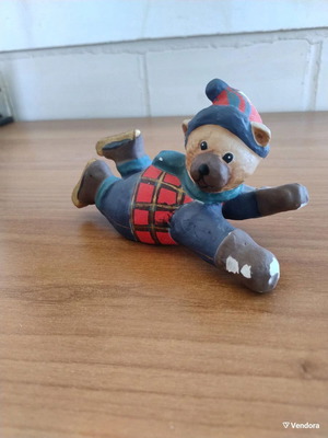 Ceramic skier teddy bear used with breaks, 18 cm
