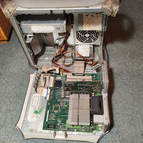Apple Power Mac G4 desktop with keyboard