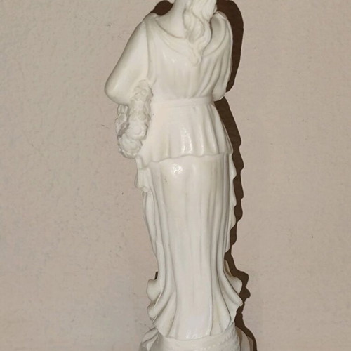 Female statue Greek-Roman style like new