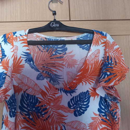 Sisley women's T shirt like new, size M, white and blue