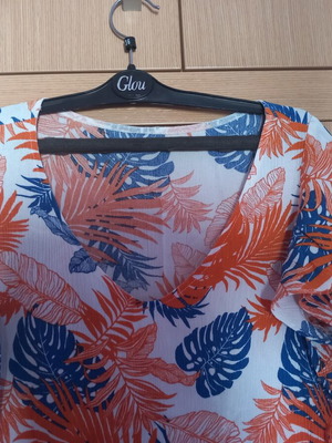 Sisley women's T shirt like new, size M, white and blue