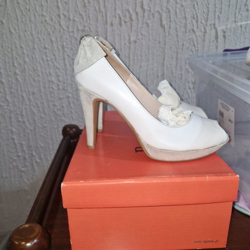 White pumps with silver details, like new, size 37, handmade