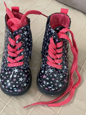 Children's boots size 22 with stars and fuchsia laces