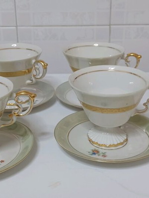 Porcelain tea set like new with gold border 5 cups, 5 saucers, tray