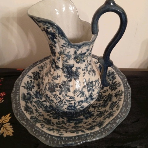 Blue and white porcelain plate and jug like new