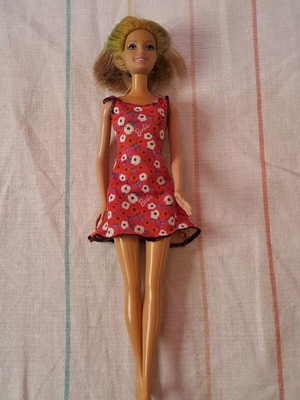 Barbie μεταχειρισμένη με μοντέρνο φόρεμα και βαμμένο κομμένο μαλλί