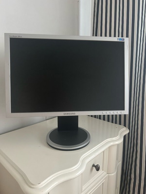 LCD Monitor 20” like new with DVI-D and VGA ports