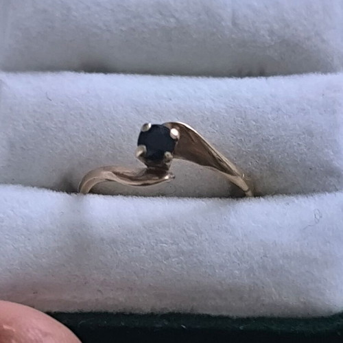 Gold 585 solitaire ring with sapphire like new