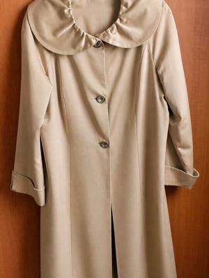 Gold coat like new, satin fabric, size XXL