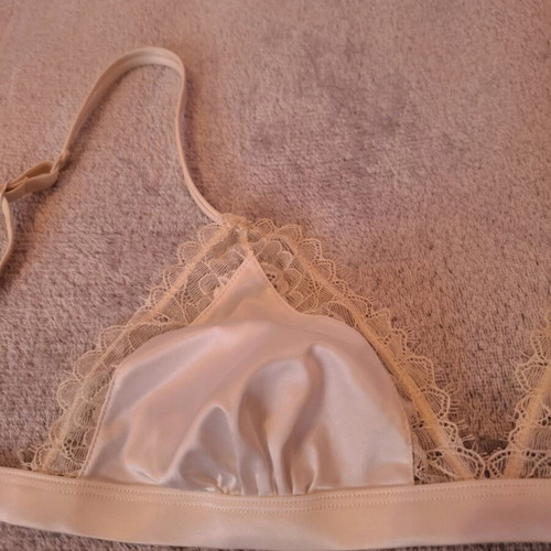 Penti bra milk color new with satin fabric and lace