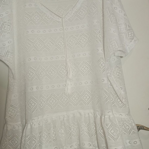 White kaftan like new with light ruffle hem and loose sleeves