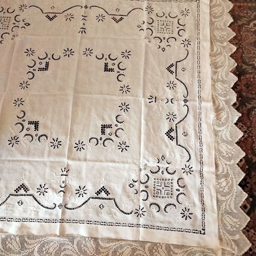Tablecloth with handmade 25cm lace, new, size 180x180