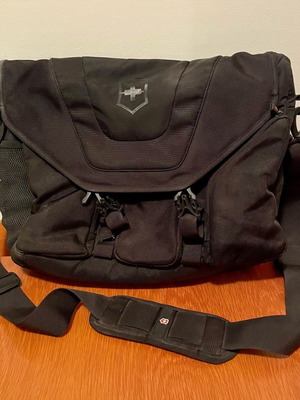 Victorinox швейцарска чанта за лаптоп с много отделения като нова, черна