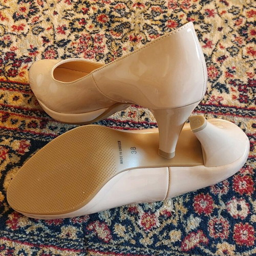 Stefania pumps new, size 38, beige patent leather