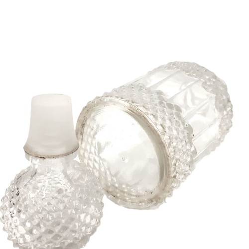 Vintage pressed glass decanter with diamond relief and stopper 0.75 L like new