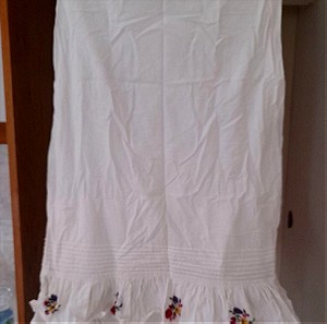 Άσπρη φούστα με κεντητά λουλουδάκια στο βολάν