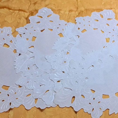 Set of 4 white doilies like new, oval with cut details