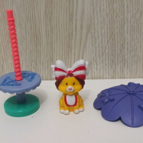 Vintage Bonnie Big Bow Mini Toy Dog Silverlit 1991 used, puppy with bow and table with umbrella