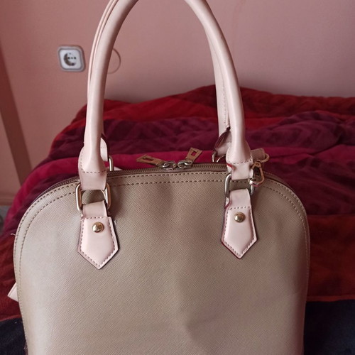 Beige leather shoulder handbag new, spacious, easy to carry