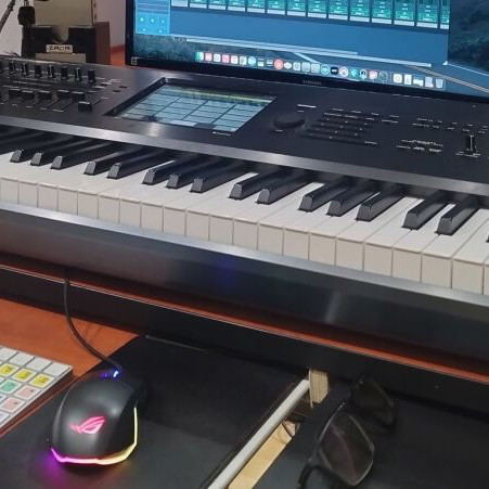 Korg Kronos 88 synthesizer like new
