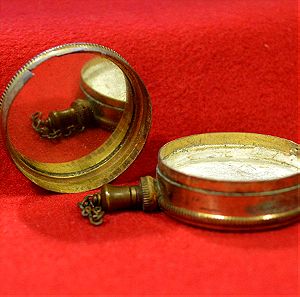 Μπρούτζινη συσκευασία αρχές 20ου αιώνα για την μεταφορά πούδρας με καθρέπτη (60 ευρώ).