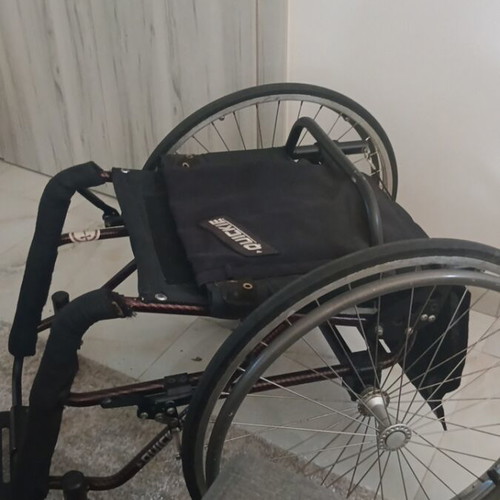 Carbon fiber folding wheelchair with quick-release wheels